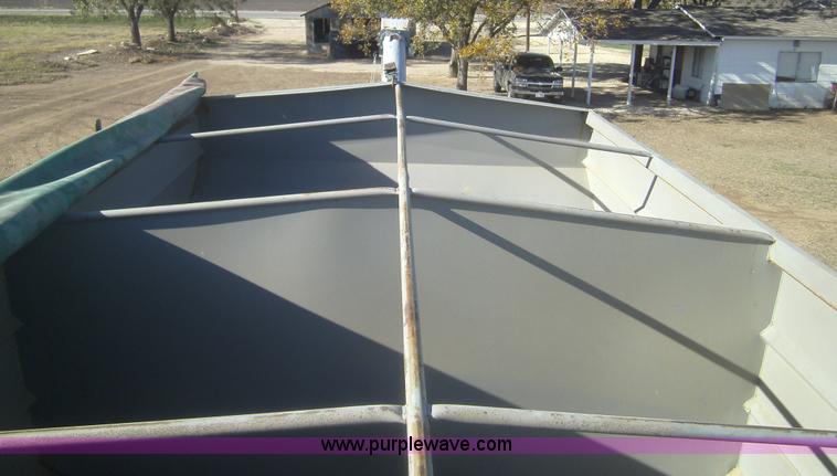 image for item A1669 2003 Convey All BTS300 bulk seed tender