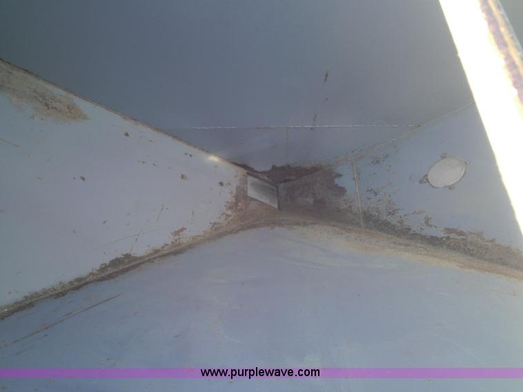 image for item A1669 2003 Convey All BTS300 bulk seed tender