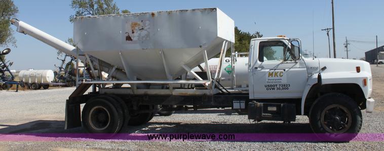image for item A2936 1987 Ford F700 tender truck