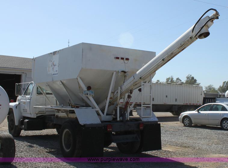 image for item A2936 1987 Ford F700 tender truck