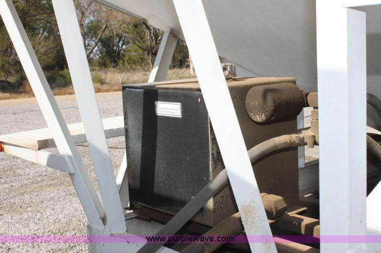 image for item A2936 1987 Ford F700 tender truck