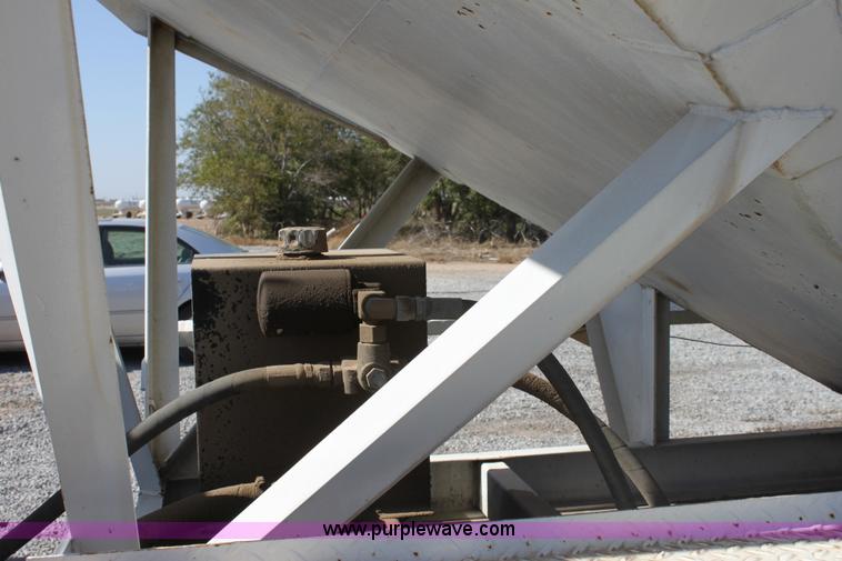 image for item A2936 1987 Ford F700 tender truck