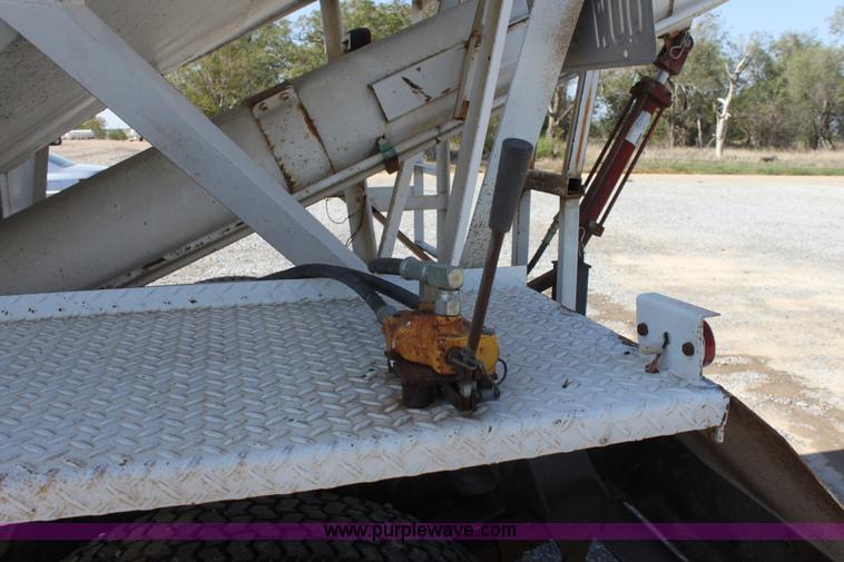 image for item A2936 1987 Ford F700 tender truck