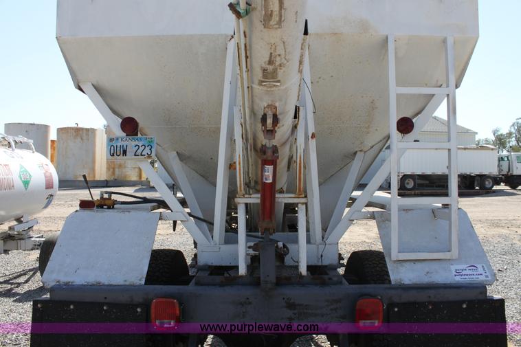 image for item A2936 1987 Ford F700 tender truck