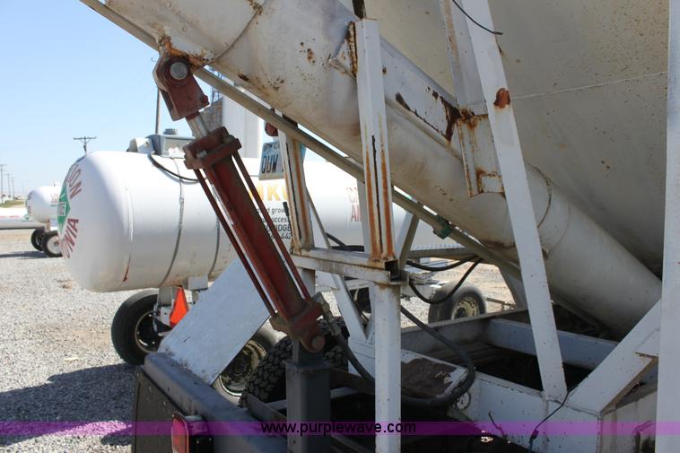 image for item A2936 1987 Ford F700 tender truck