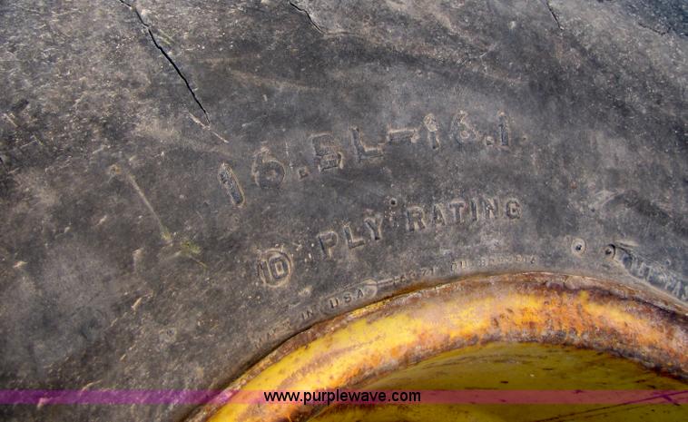 image for item B2119 John Deere 785 manure spreader