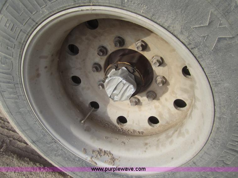 image for item B3110 1991 Barrett 50' livestock trailer