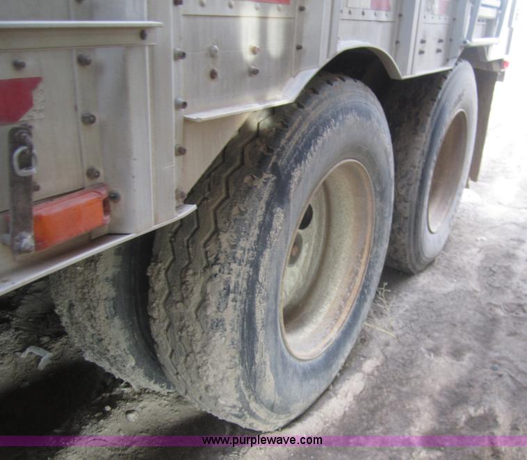 image for item B3111 1995 Barrett 50' livestock trailer