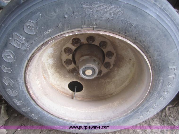 image for item B3112 1991 Barrett 50' livestock trailer