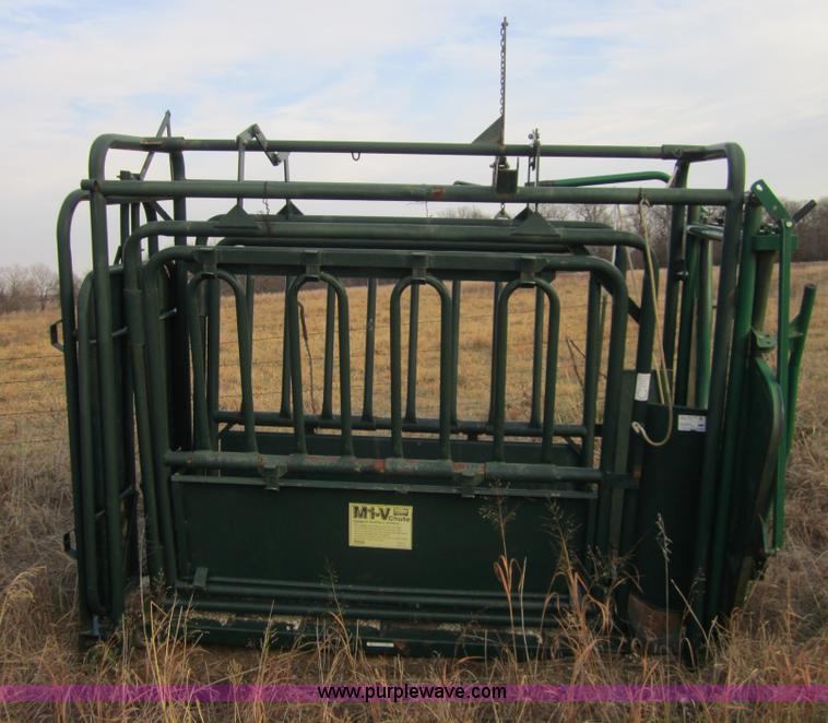 image for item C5251 Behlen M1-V cattle squeeze chute