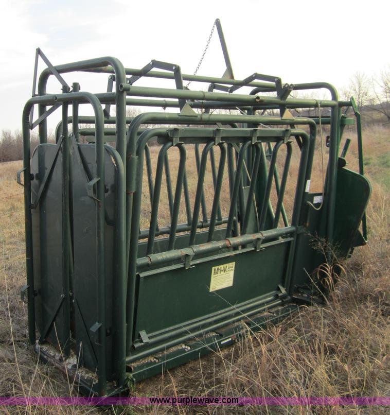 image for item C5251 Behlen M1-V cattle squeeze chute