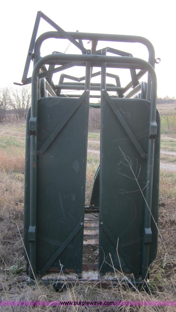 image for item C5251 Behlen M1-V cattle squeeze chute