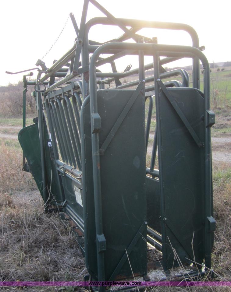 image for item C5251 Behlen M1-V cattle squeeze chute