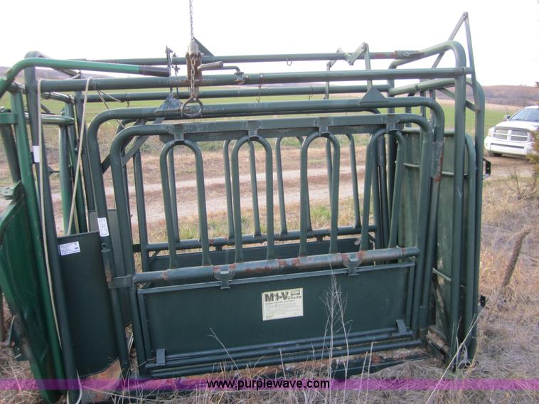 image for item C5251 Behlen M1-V cattle squeeze chute