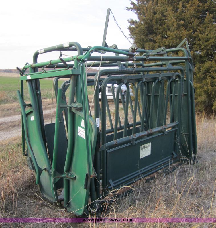 image for item C5251 Behlen M1-V cattle squeeze chute