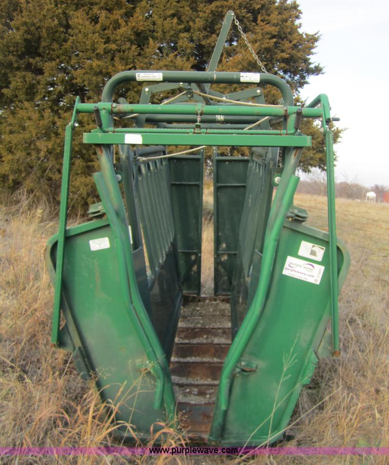 image for item C5251 Behlen M1-V cattle squeeze chute