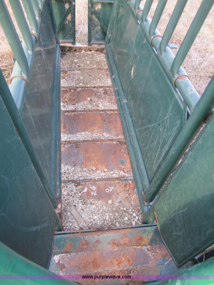 image for item C5251 Behlen M1-V cattle squeeze chute
