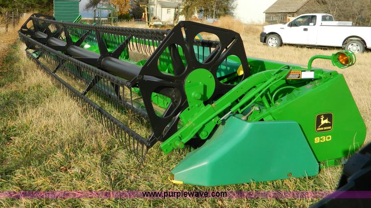 image for item D8626 1996 John Deere 930F 30' flex header