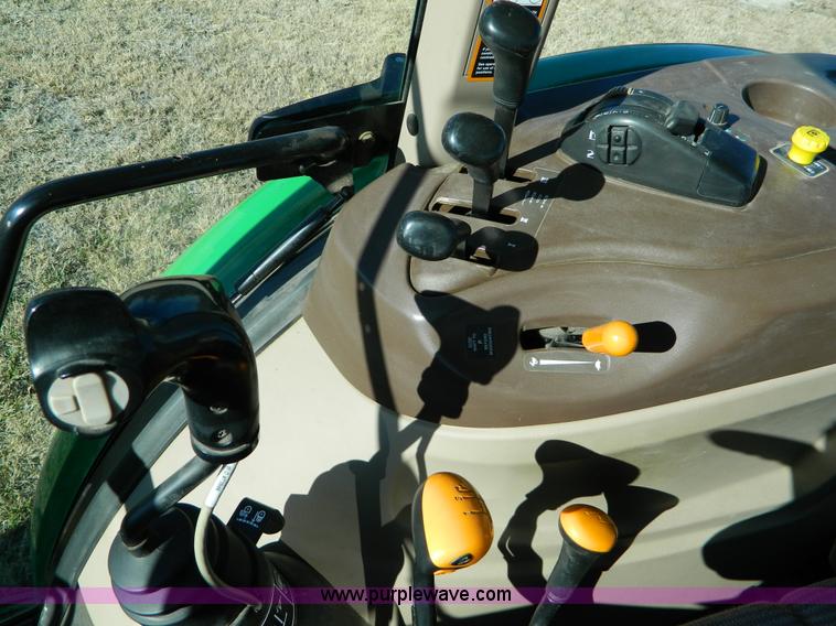 image for item D8629 2006 John Deere 5525 MFWD tractor