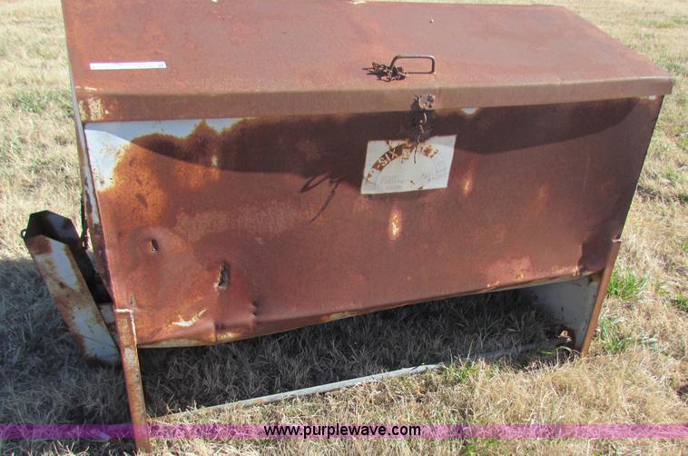 Bar 6 cake feeder in Cunningham, KS Item D9207 sold Purple Wave