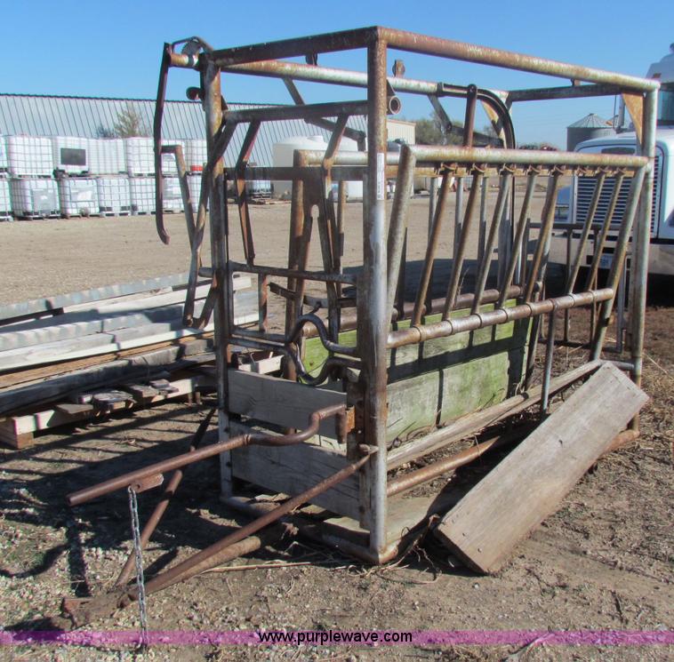 image for item D9216 Cattle squeeze chute