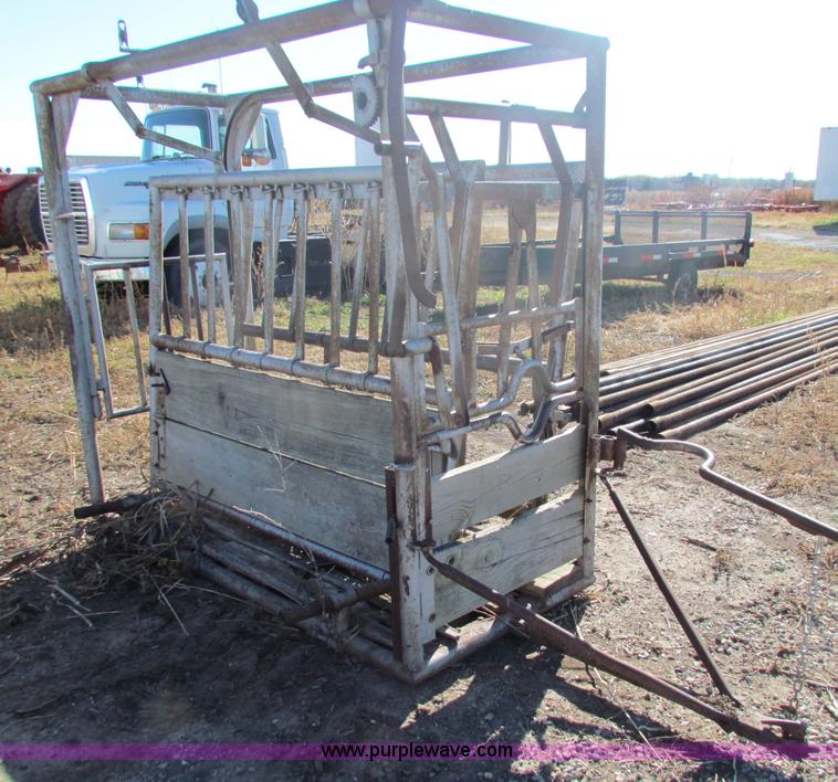 image for item D9216 Cattle squeeze chute