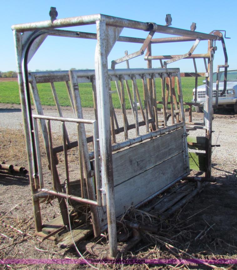image for item D9216 Cattle squeeze chute