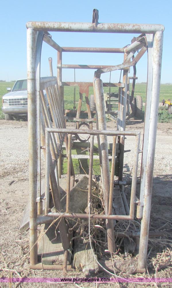 image for item D9216 Cattle squeeze chute