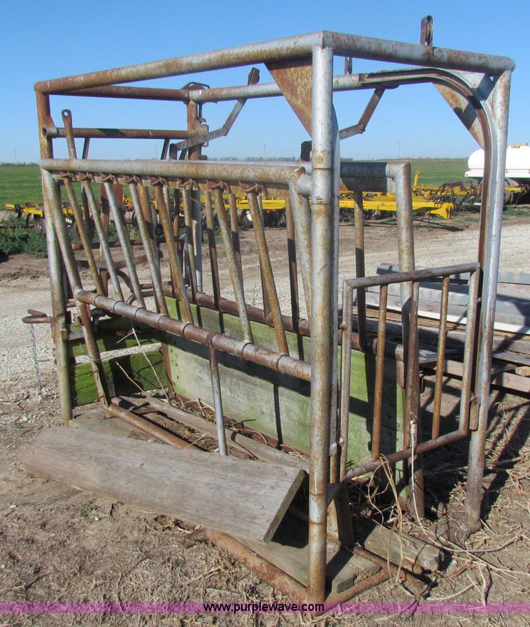 image for item D9216 Cattle squeeze chute