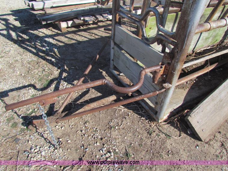 image for item D9216 Cattle squeeze chute