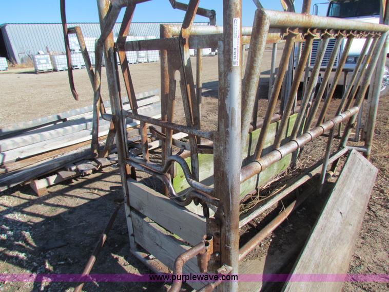 image for item D9216 Cattle squeeze chute