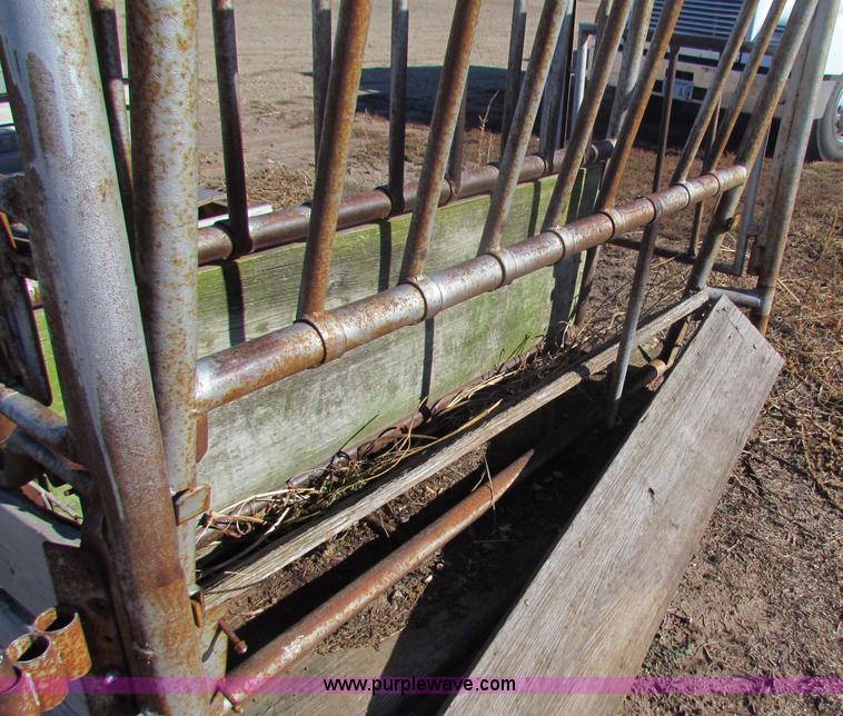image for item D9216 Cattle squeeze chute