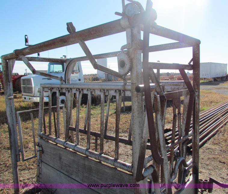 image for item D9216 Cattle squeeze chute