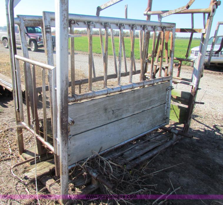 image for item D9216 Cattle squeeze chute