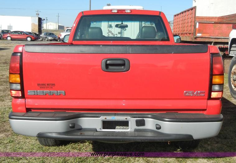 image for item A3317 2006 GMC Sierra 1500 pickup truck
