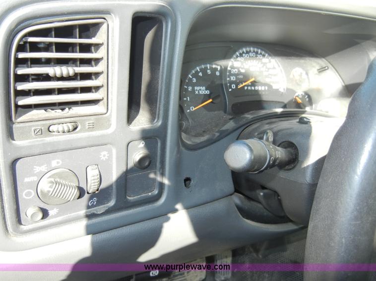 image for item A3317 2006 GMC Sierra 1500 pickup truck