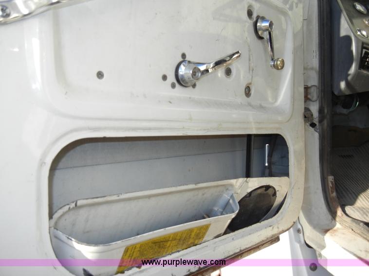 image for item A3321 1994 Ford LN7000 box truck