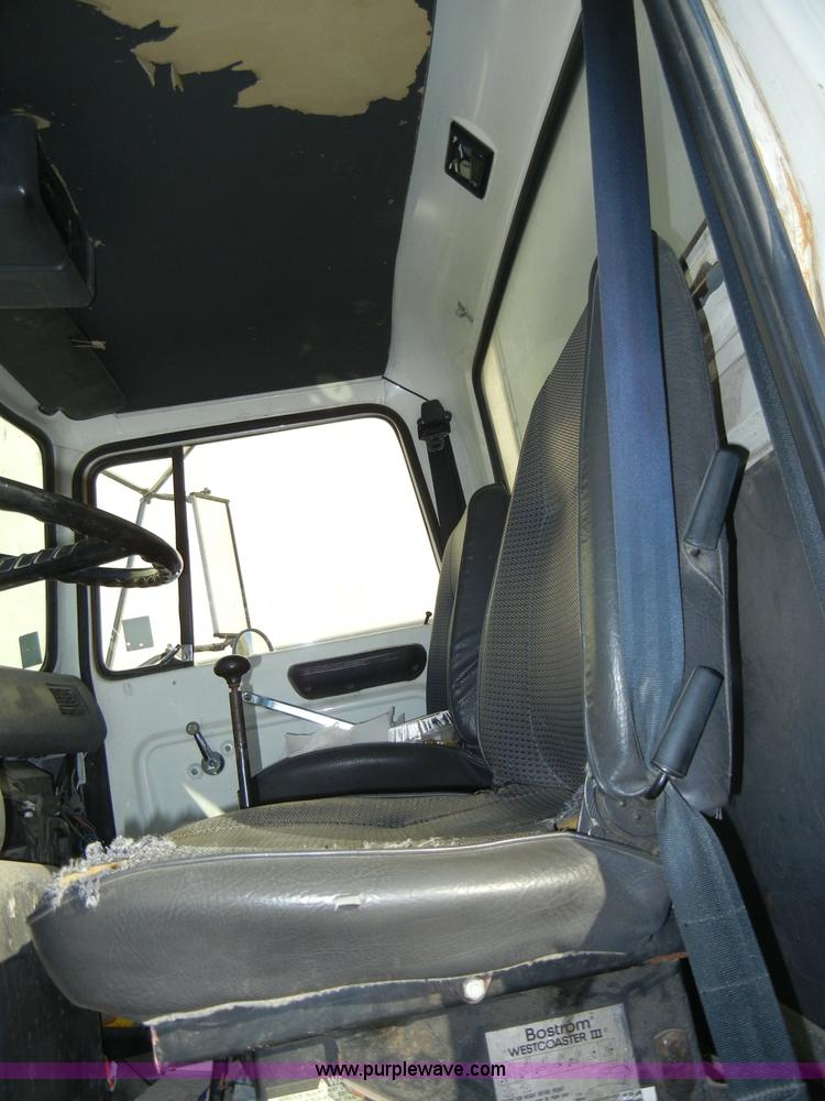 image for item A3321 1994 Ford LN7000 box truck