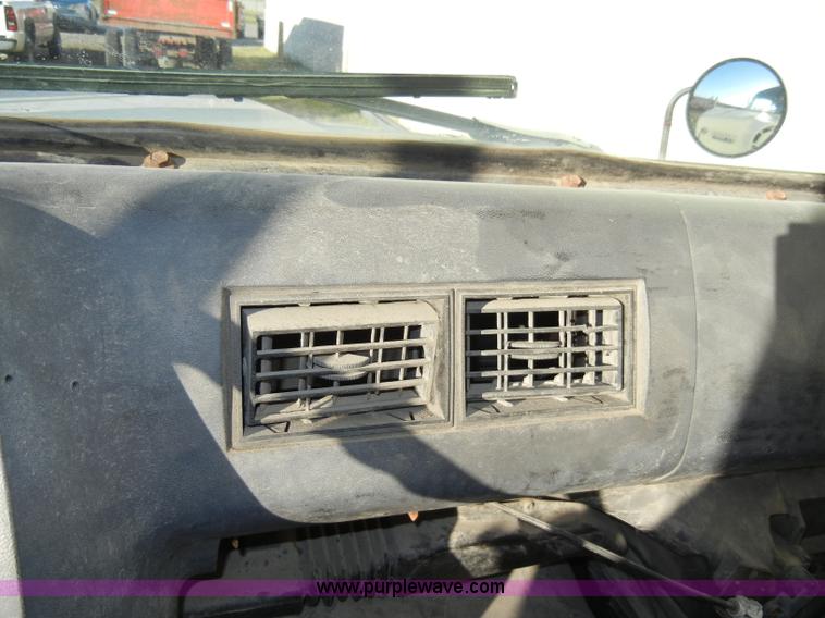 image for item A3321 1994 Ford LN7000 box truck