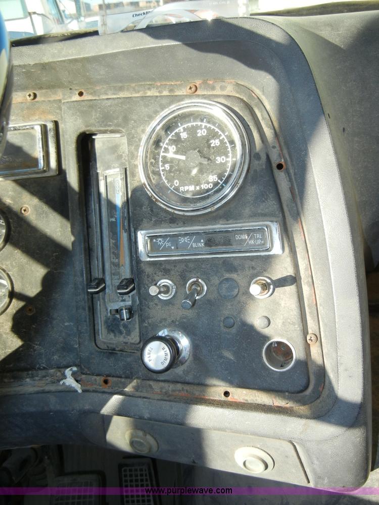 image for item A3321 1994 Ford LN7000 box truck