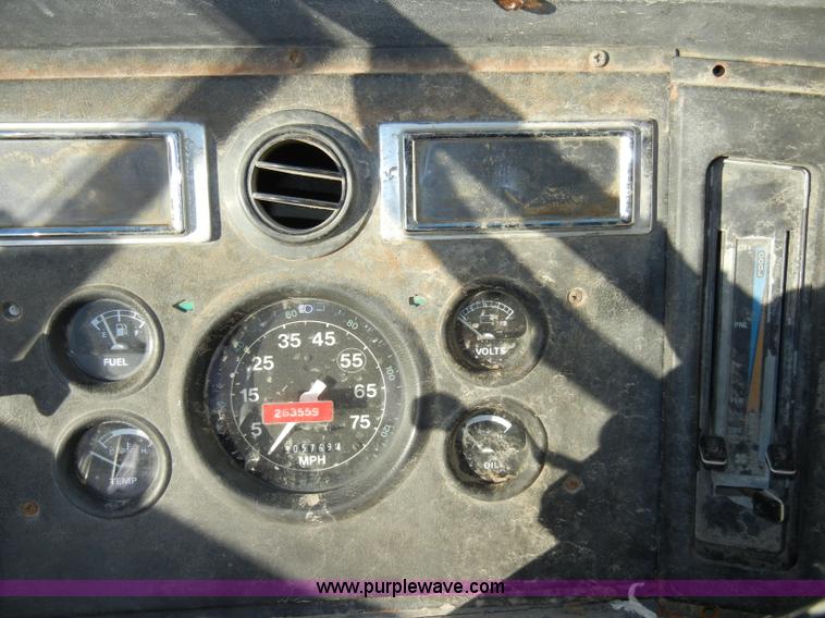 image for item A3321 1994 Ford LN7000 box truck