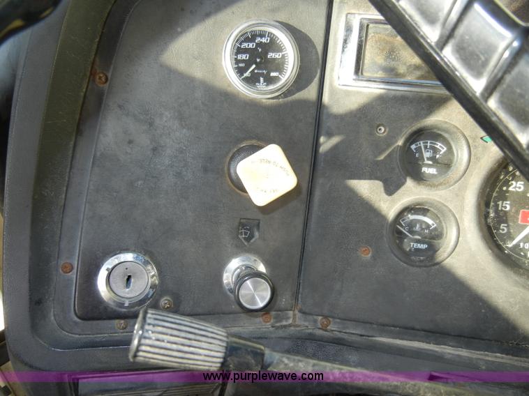 image for item A3321 1994 Ford LN7000 box truck