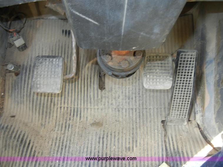 image for item A3321 1994 Ford LN7000 box truck