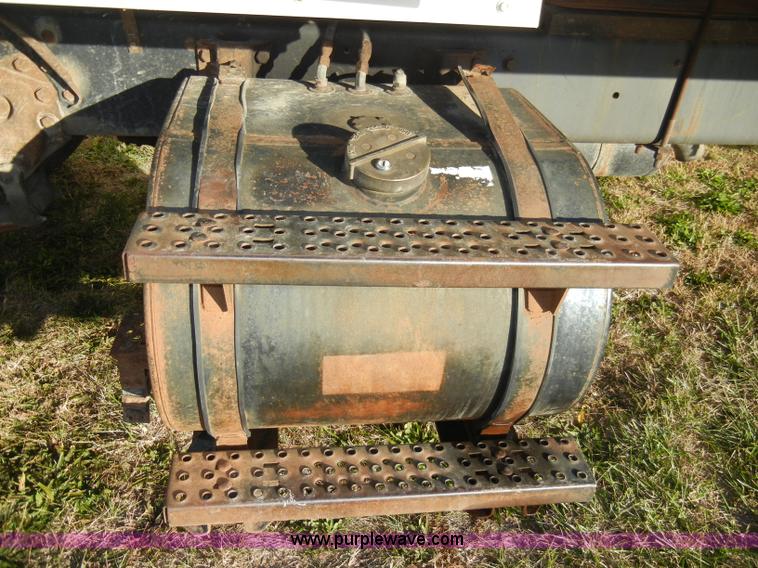 image for item A3321 1994 Ford LN7000 box truck