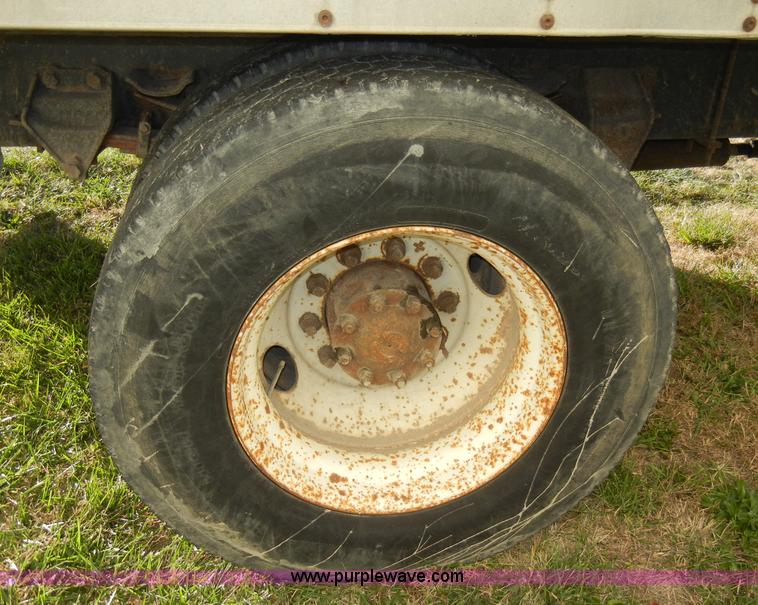 image for item A3321 1994 Ford LN7000 box truck