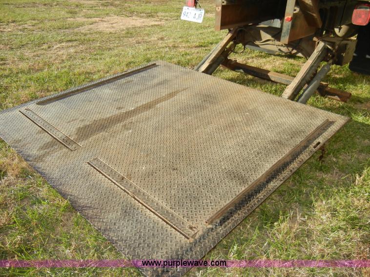 image for item A3321 1994 Ford LN7000 box truck