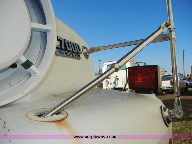 image for item A3321 1994 Ford LN7000 box truck