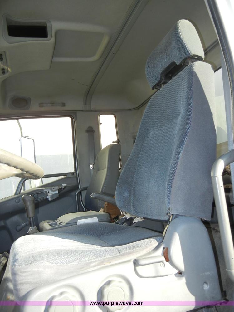 image for item A3322 1999 Mitsubishi FM617 box truck