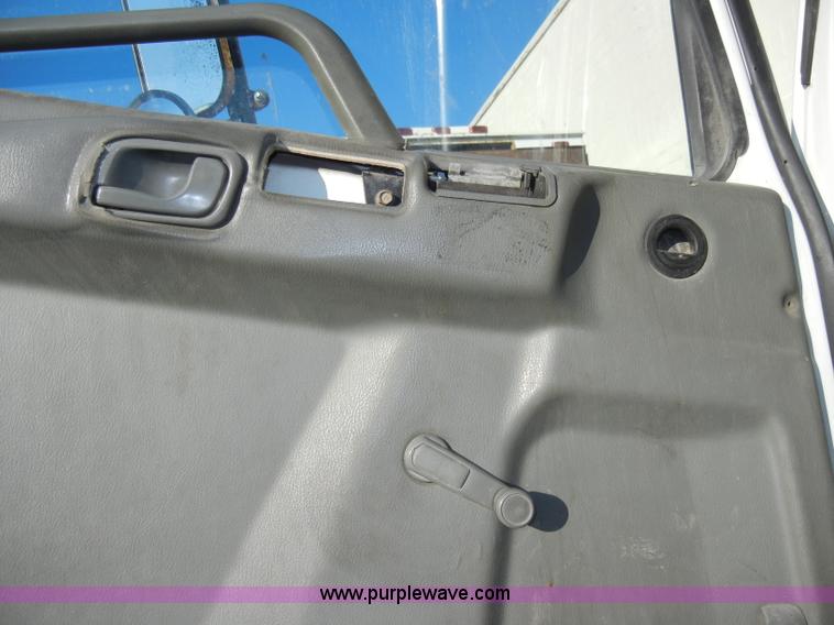 image for item A3322 1999 Mitsubishi FM617 box truck