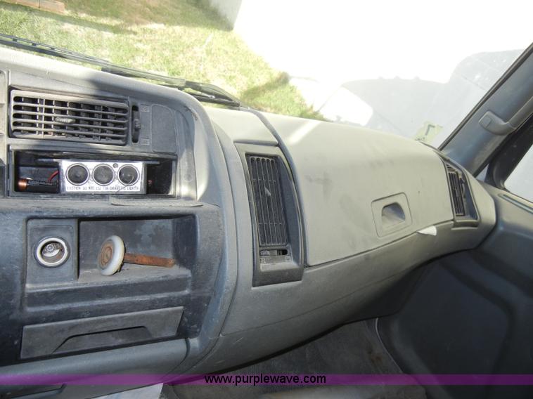 image for item A3322 1999 Mitsubishi FM617 box truck